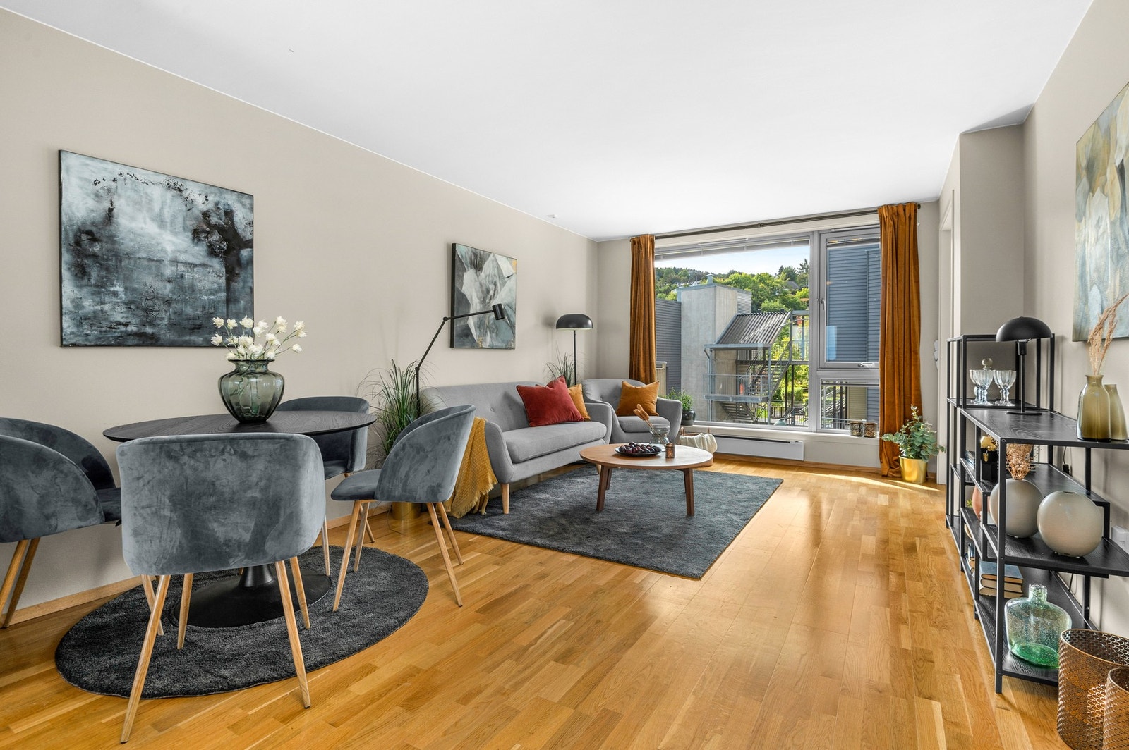 Den åpne stue-/kjøkkenløsningen er på hhv. 19 og 7,5 kvm og har god plass til å dele opp i forskjellige soner. Galleribilde