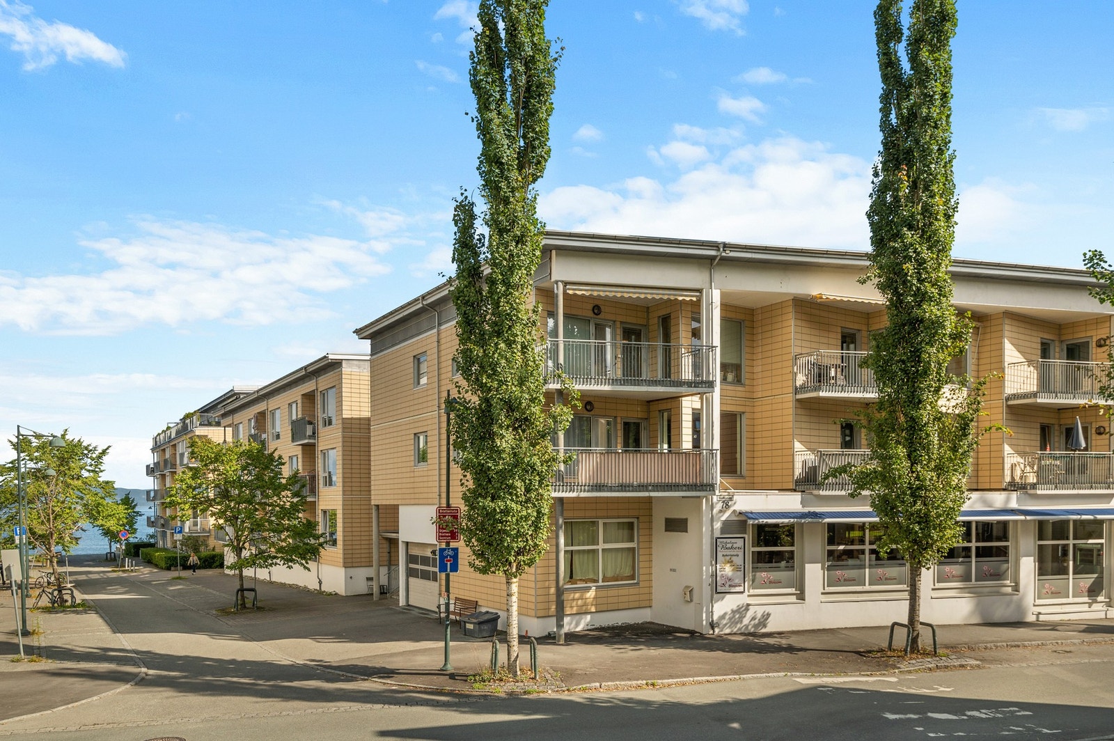 Boligen ligger i et rolig, sentralt og populært område med nærhet til butikker, fjorden, Ilaparken og sentrum for øvrig. Galleribilde
