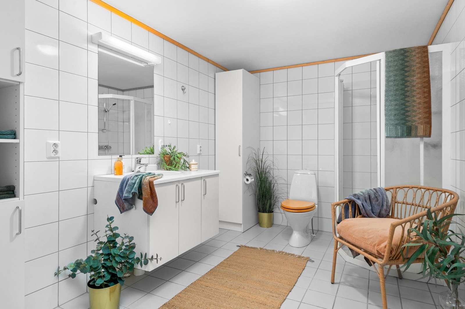 Baderommet er på 8 kvm og er utstyrt med dusj, toalett og servant med ekstra oppbevaringsskap. Opplegg for vaskemaskin. Galleribilde