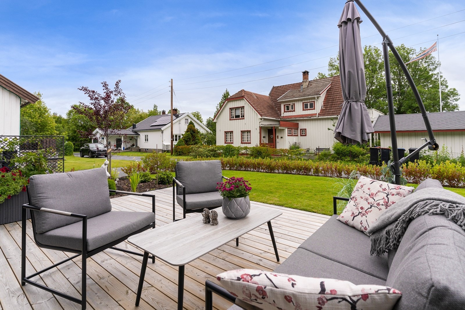 Flat og fin hage, perfekt for småbarnsfamilier eller liknende. Lettstelt og enkelt. Galleribilde