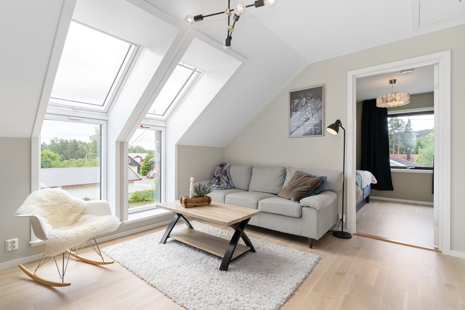Store takvinduer, kombinert med skrå himling, skaper en lys og god atmosfære i rommet. Galleribilde