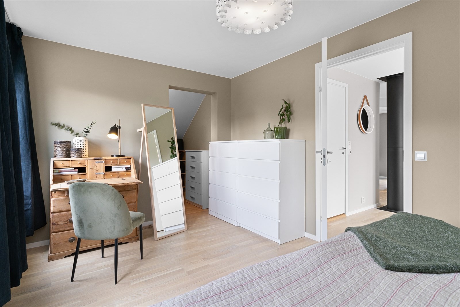 Rommet er av meget god størrelse, og kan romme feks en kontorkrok mot garderoben i bakkant. Galleribilde