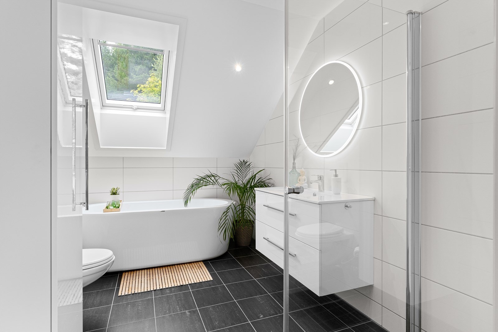 Badet i andreetasje. Her har man både ekstra dusj, samt badekar. Galleribilde