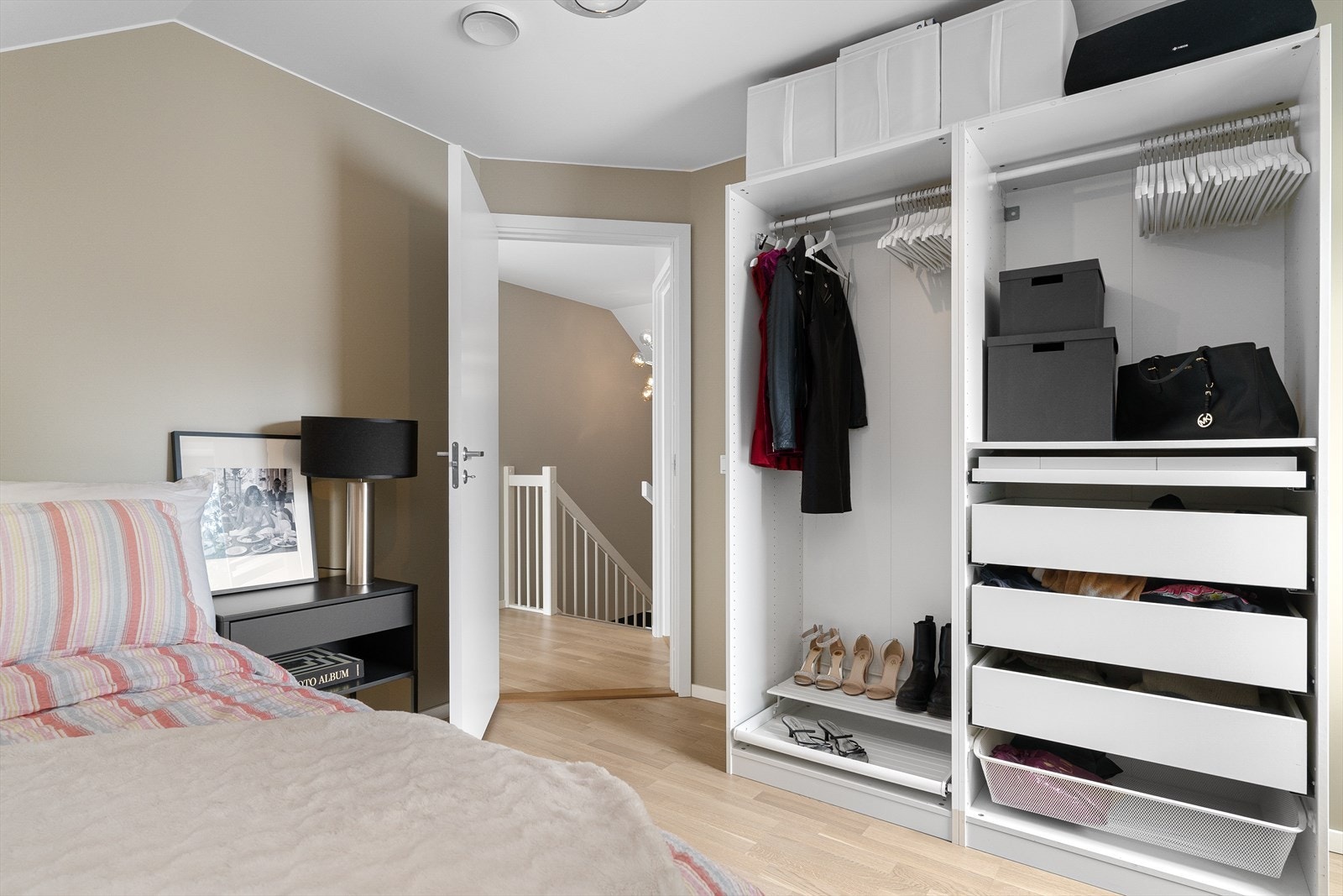 God størrelse, med medfølgende åpen garderobe. Galleribilde