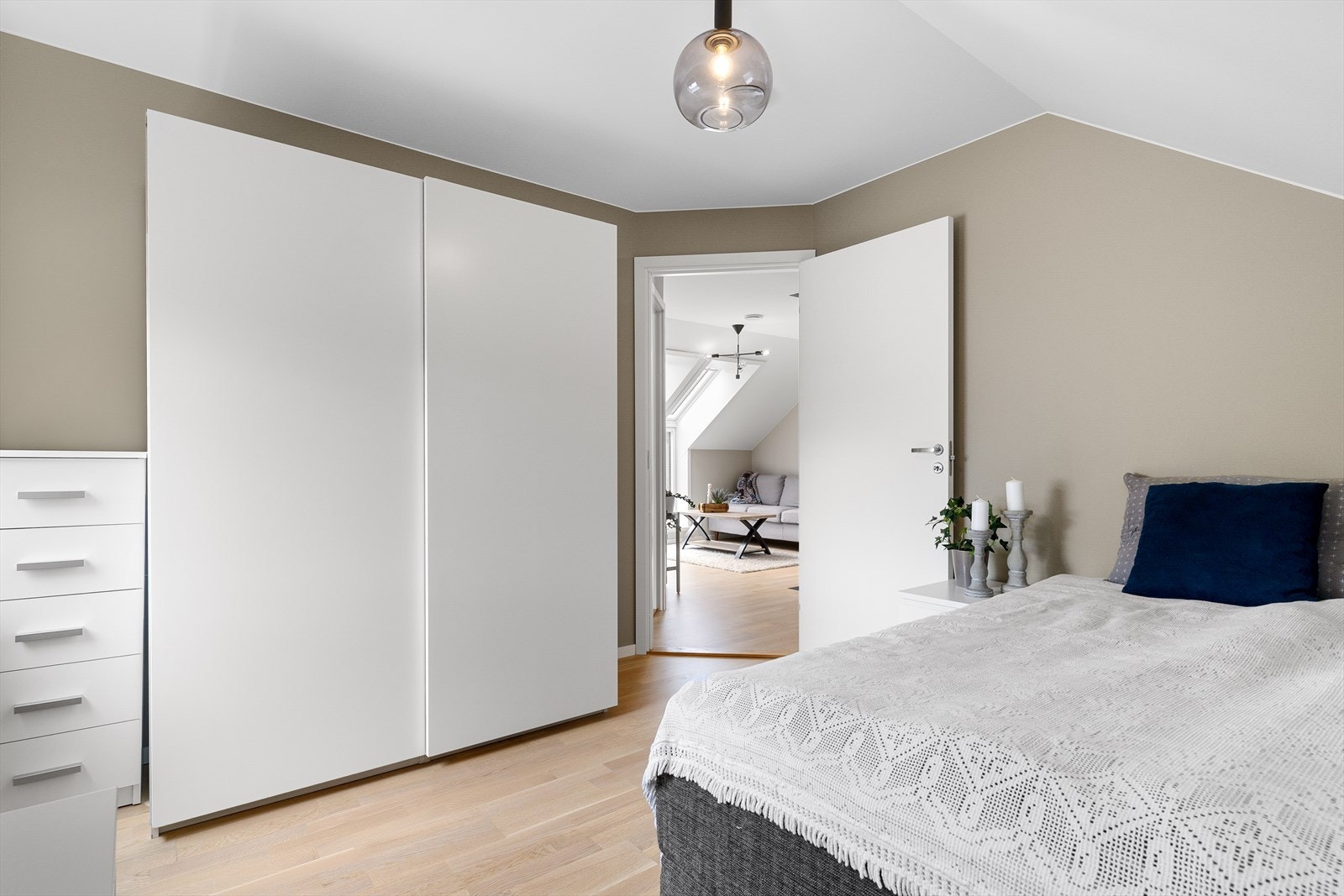 Også her medfølger stor og praktisk garderobeløsning. Galleribilde