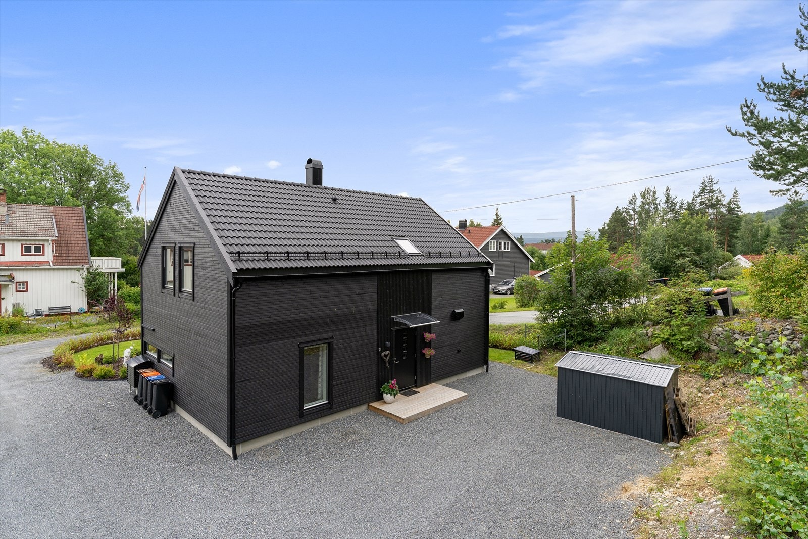 På baksiden av boligen er det nylig gitt vedtak om tillatelse til oppføring av garasje, dersom nye eiere ønsker dette. Galleribilde