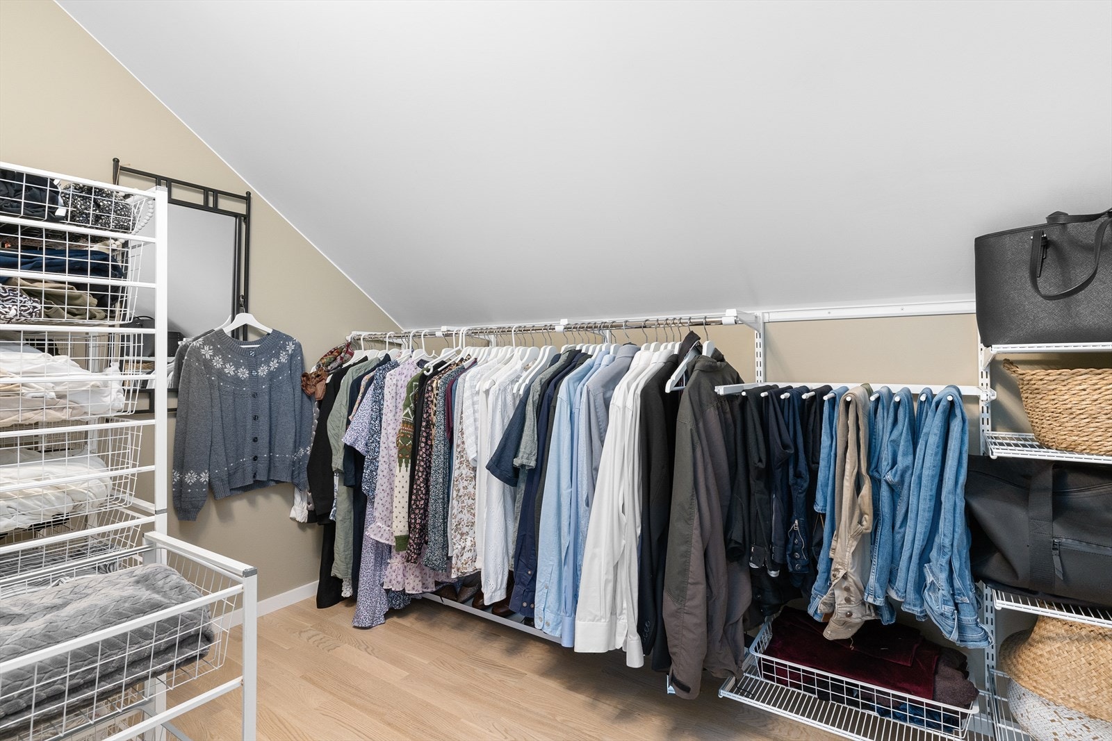 Bod er omgjort til en praktisk walk-in garderobe. Galleribilde