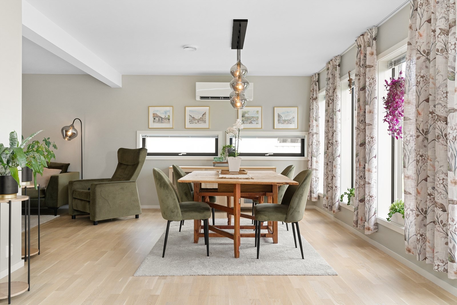 Plass til langbord mot kjøkkenet. Her kan man enkelt samle familie og venner til besøk. Galleribilde