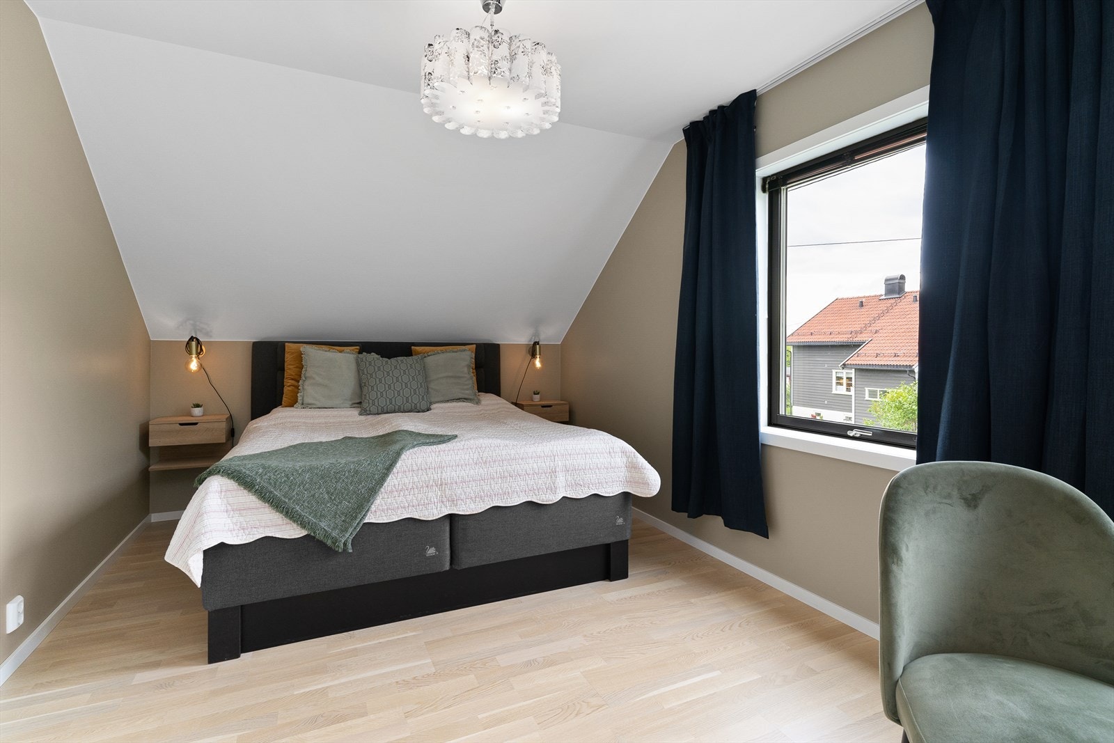 Hovedsoverommet, med plass til dobbeltseng og nattbord. Galleribilde