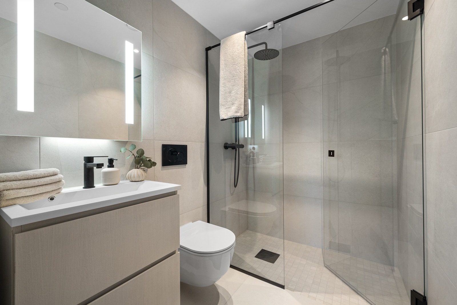 Delikat flislagt bad med flislagte gulv og vegger. Varme i gulv. Galleribilde