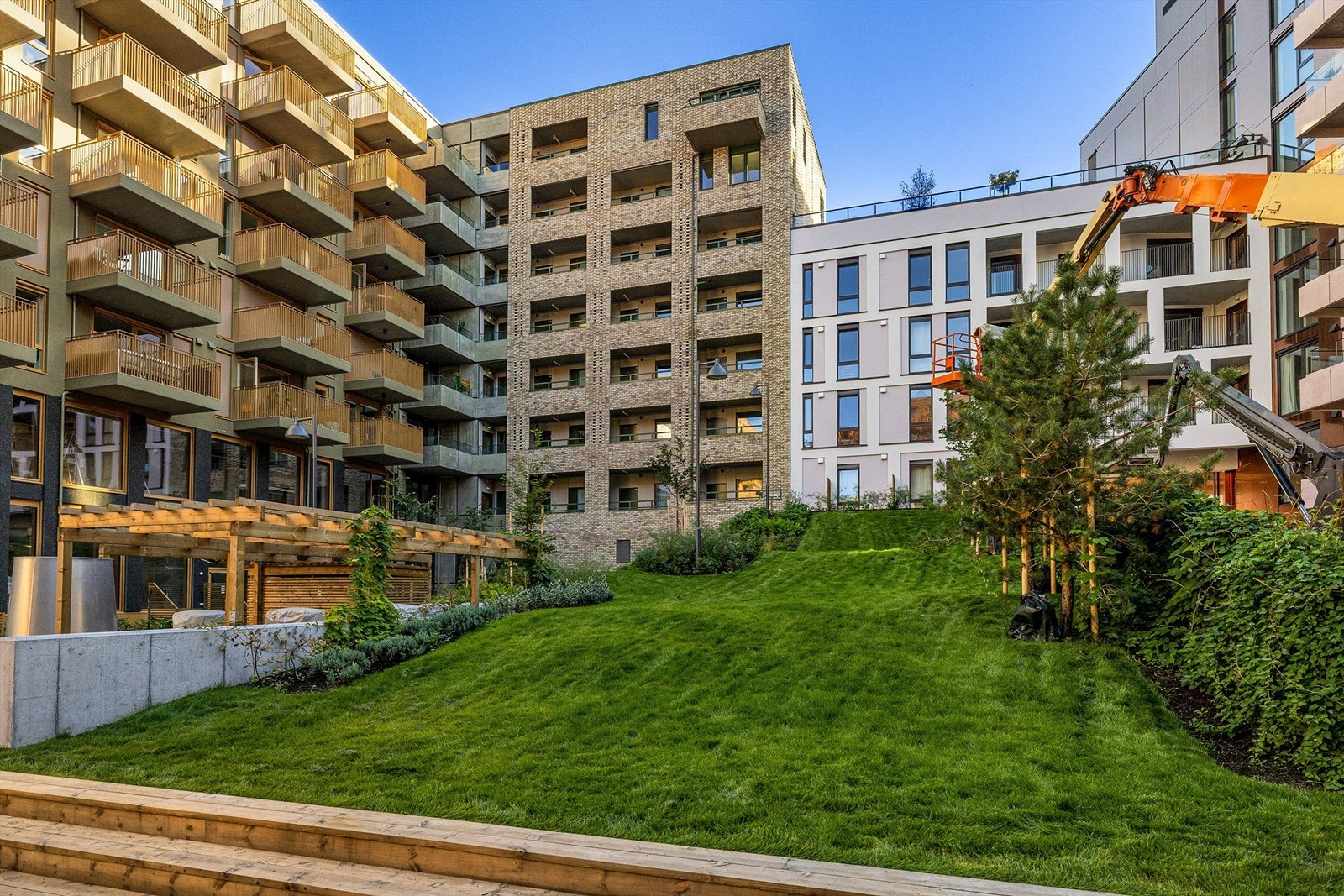 Sameiet har 2 gjesteleiligheter med kjøkken, bad og soverom, samt kajakkutleie og felles takterrasser. Galleribilde