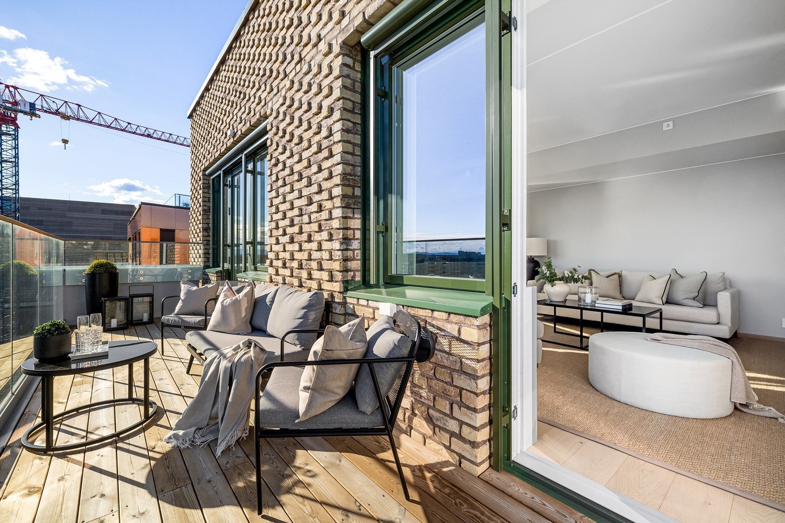 Plass til lounge- eller terrassemøbler. Balkogen har platting som dekke og rekkverk i glass. Galleribilde