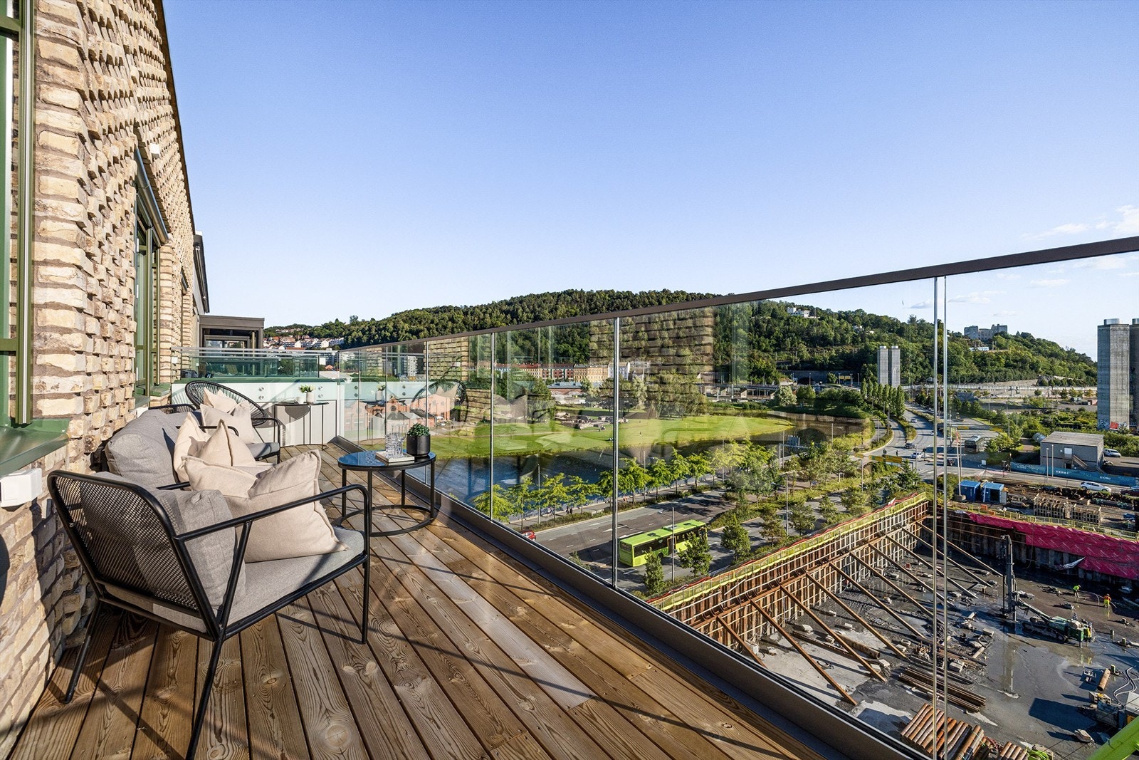 Rekkverk med store elementer av glass. Galleribilde