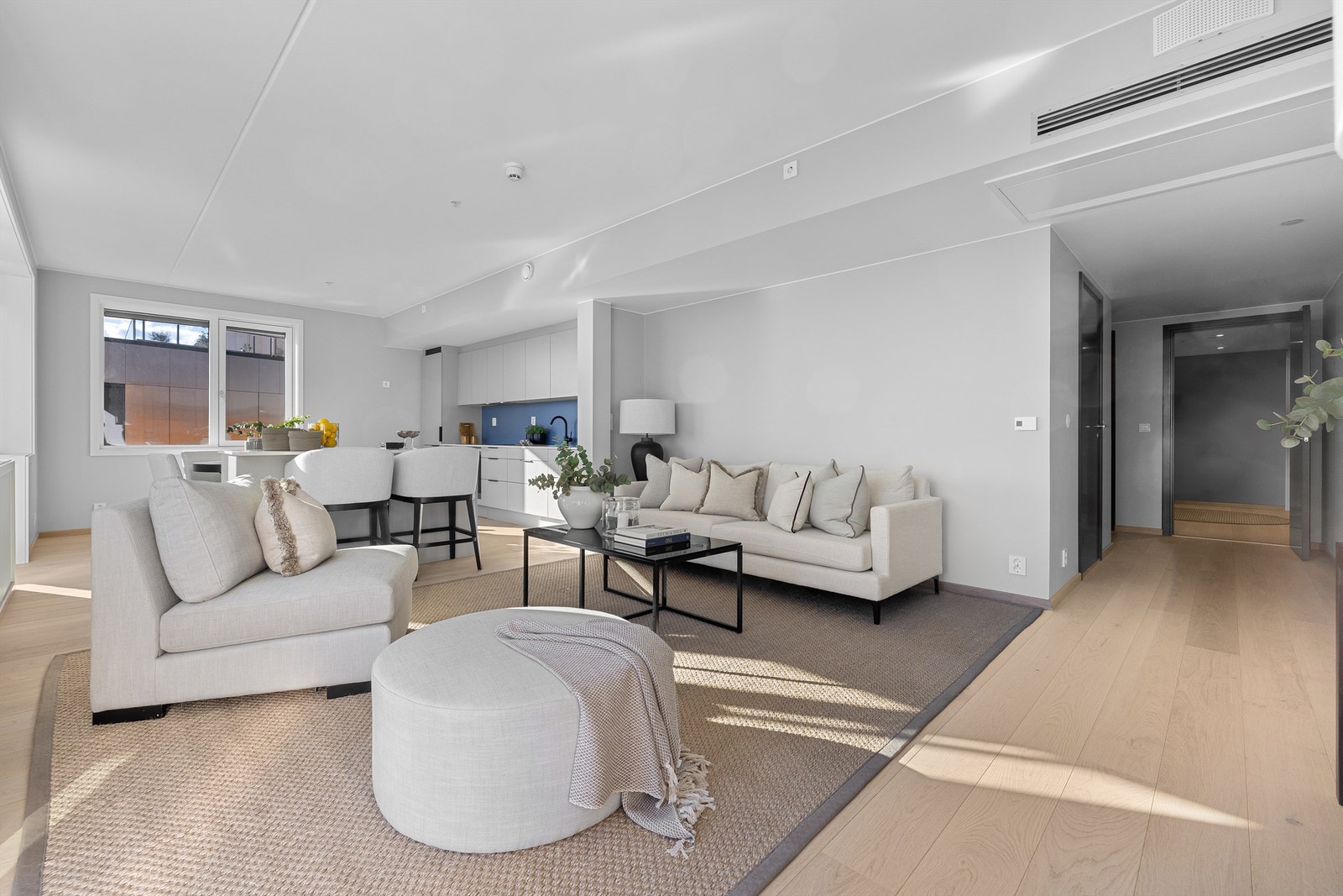 Boligen er malt i moderne og nøytrale farger og har gjennomgående énstavs eikeparkett på gulv. Galleribilde