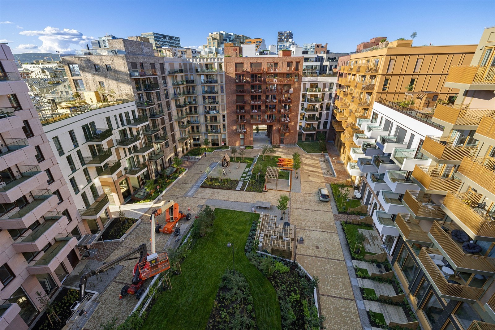 Byhage | Indre gårdsrom er en stor grønn byhage. Det er verdt å nevne at alle byggene har Miljøsertifiseringen BREEAM sikrer et bærekraftig og miljøvennlig bygg med gode kvaliteter. Galleribilde