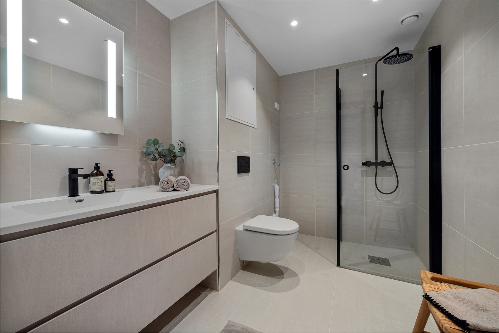 Stilren baderomsinnredning med skuffer i eik med heldekkende servant og ettgreps blandebatteri. Velegnet plass til vaskemaskin og tørketrommel. Galleribilde