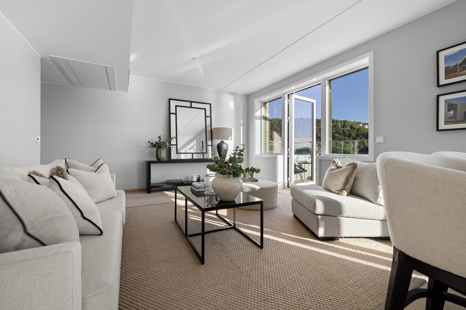 Lys og romslig stue med god soneinndeling. Galleribilde