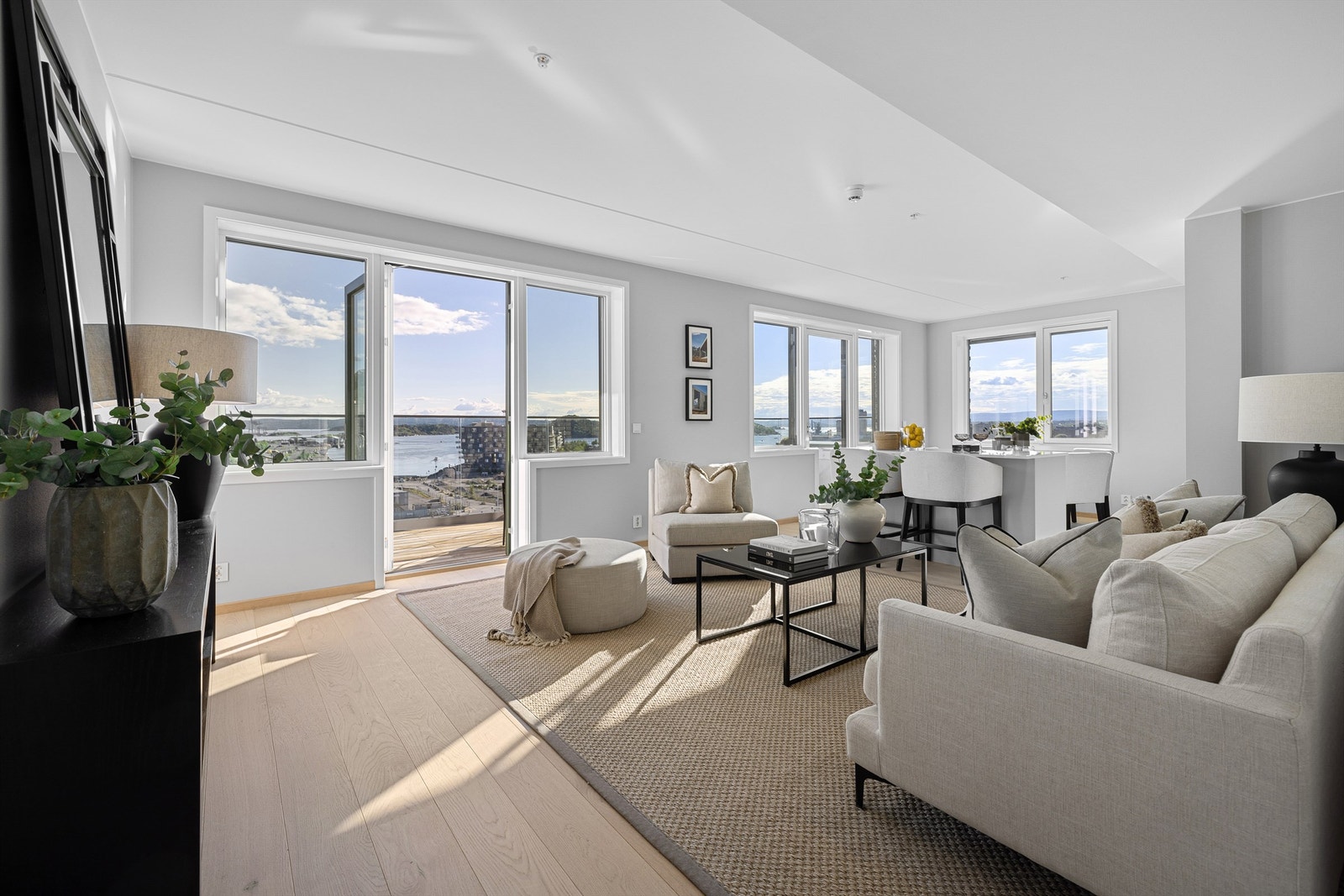 Særdeles lekker og oppgradert 4 -roms hjørneleilighet med sydvendt balkong. Galleribilde