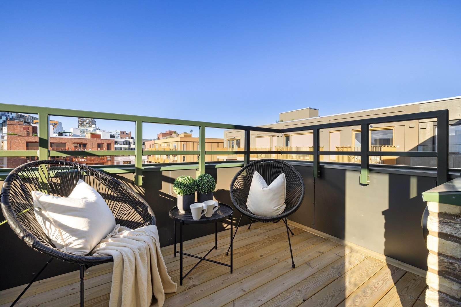 Balkongen fra soverommet vender ut mot byhagen Galleribilde