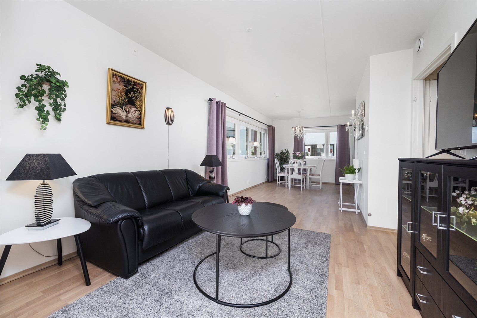 Store vindusflater slipper inn godt med naturlig lys Galleribilde