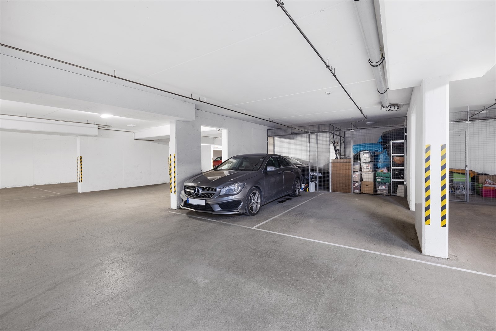 Garasjeplass. Denne leiligheten har sportsbod i lukket rom Galleribilde