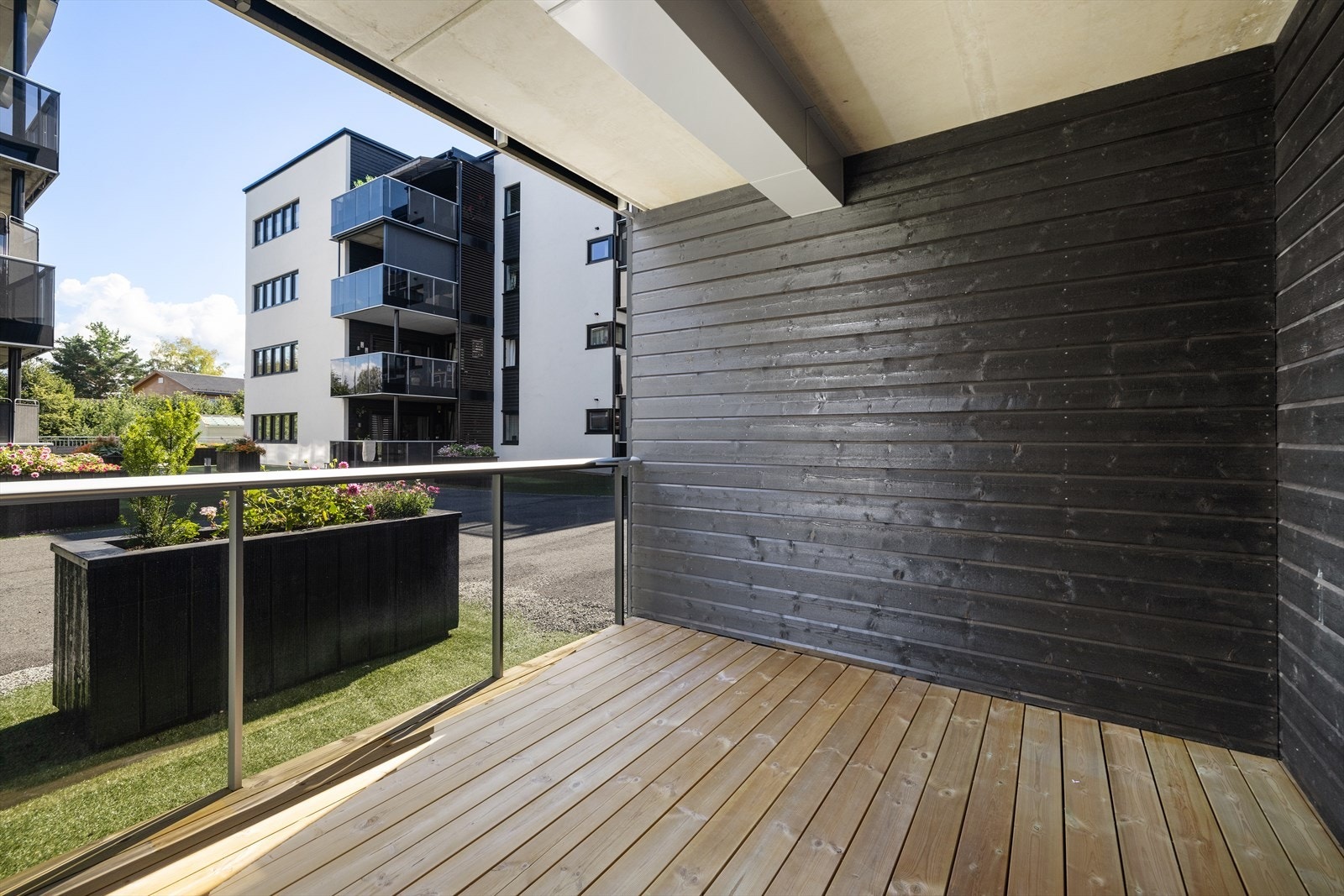Terrasse med adkomst fra kjøkken Galleribilde
