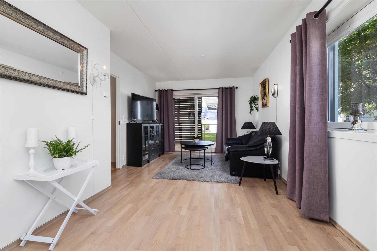 Utgang til en av leilighetens terrasser fra stue Galleribilde