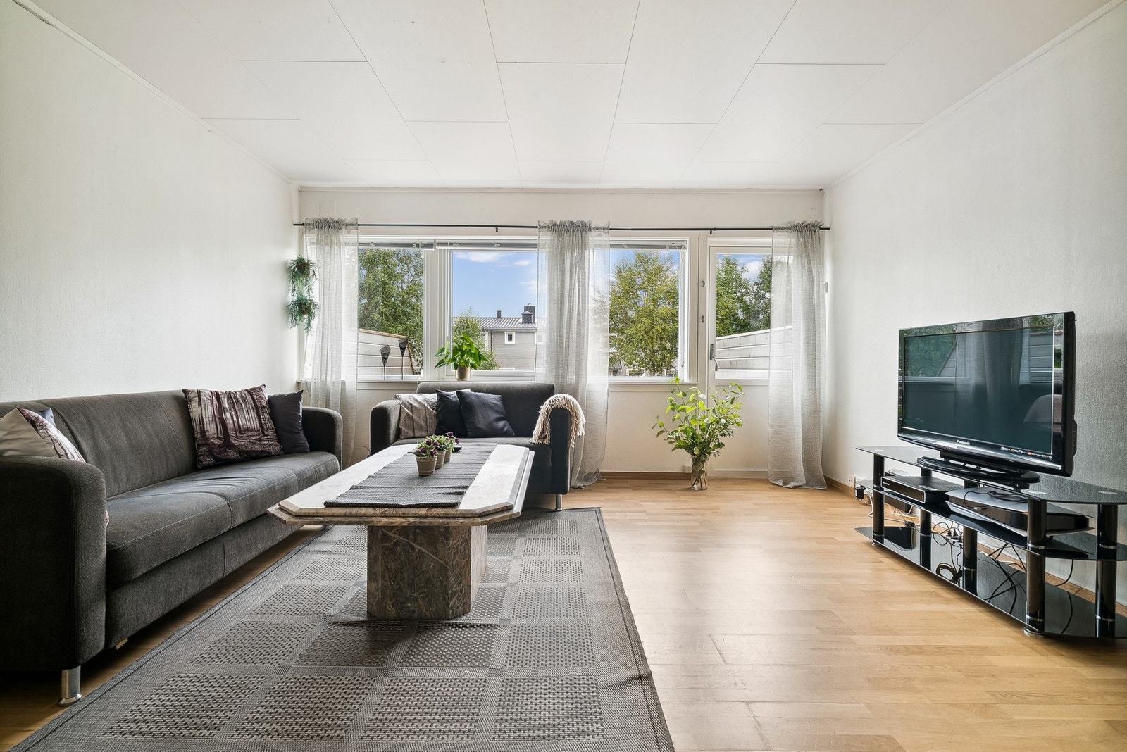 Stuen har flere møbleringsmuligheter Galleribilde