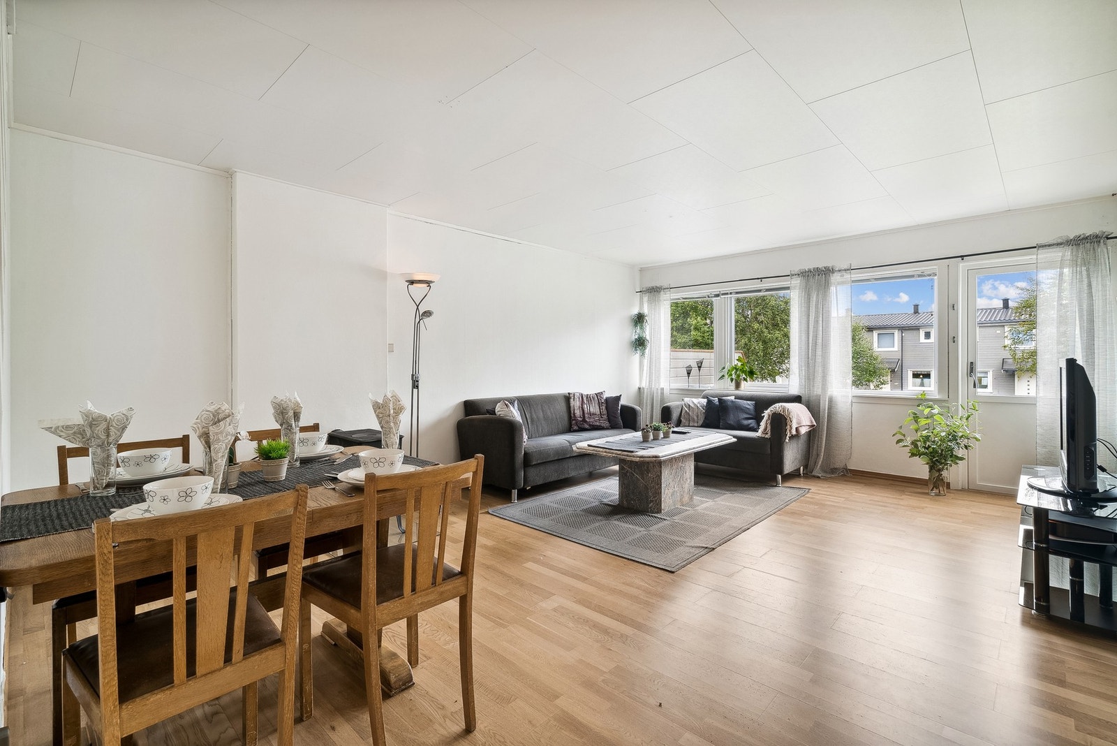 4-roms rekkehusleilighet over 2 plan med kjeller. Vestvendt og solrik terrasse. Barnevennlig område. Galleribilde