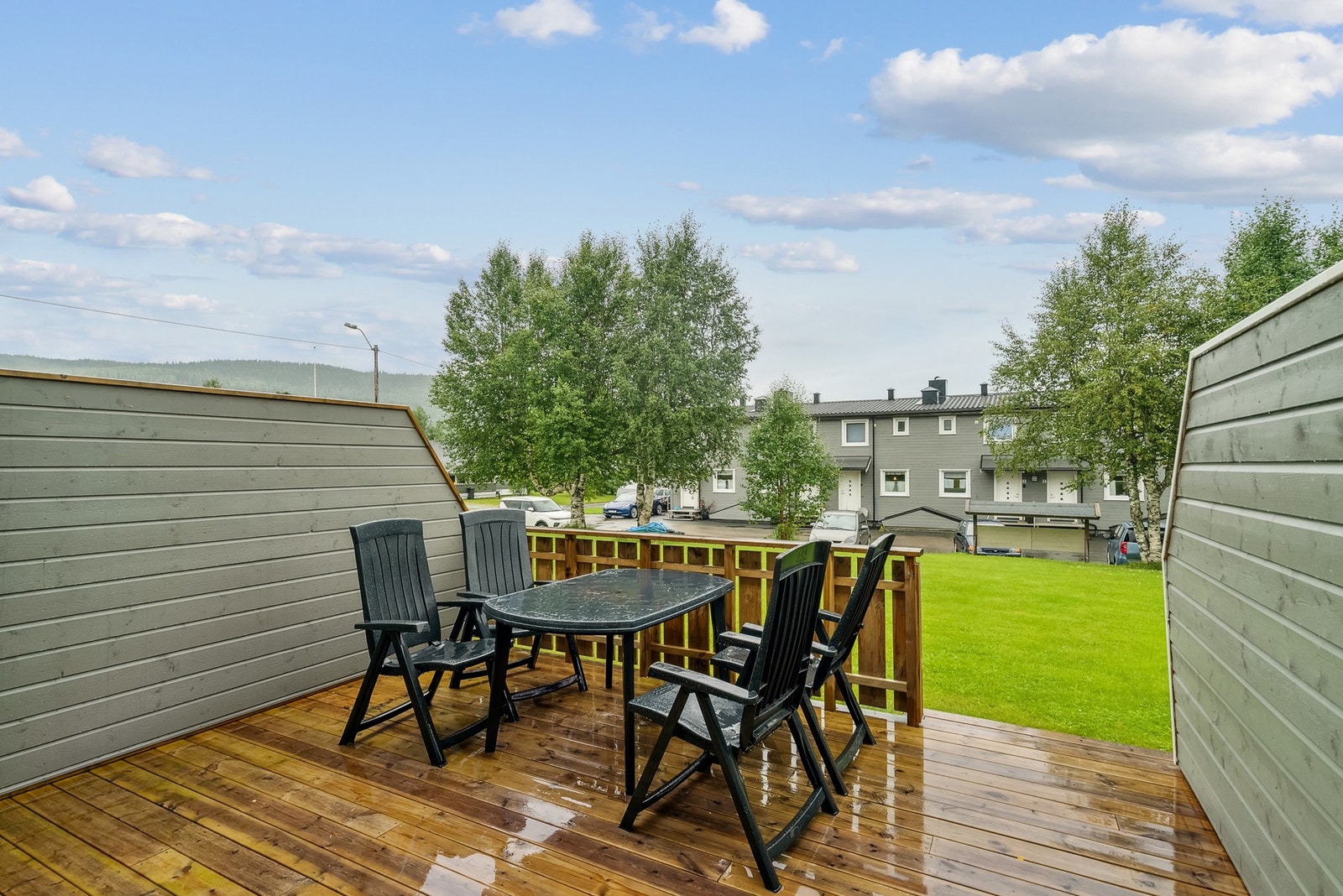 Romslig og solrik terrasse Galleribilde