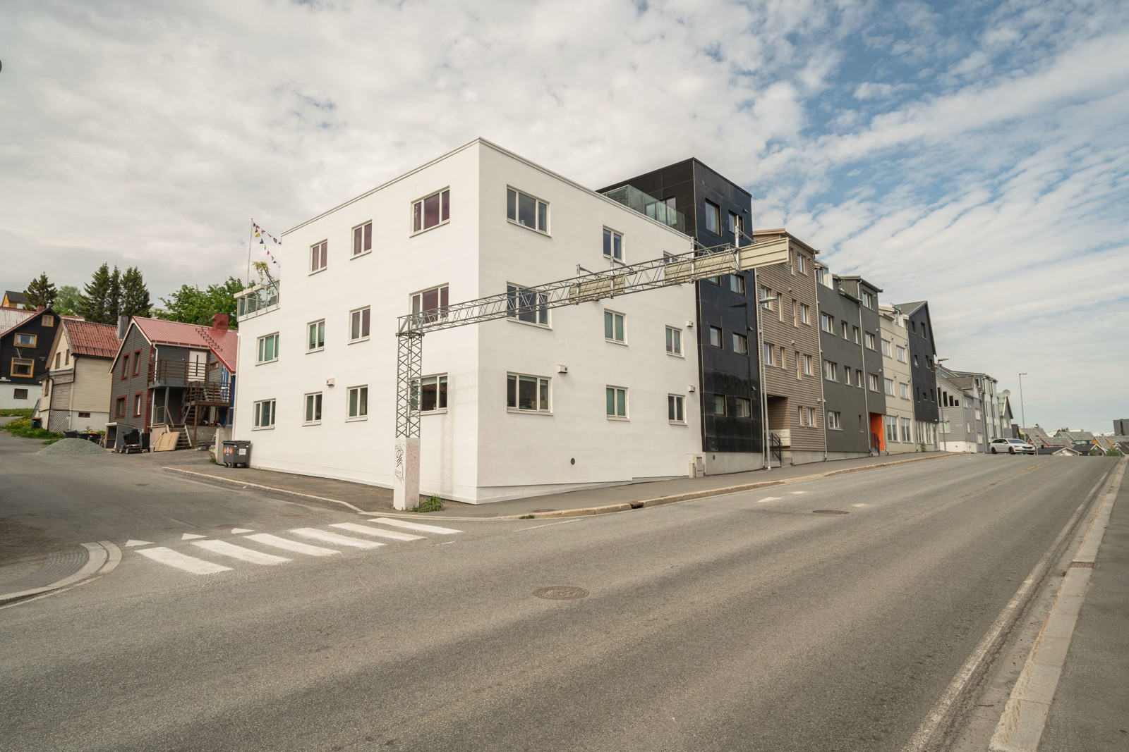 Fra leiligheten har du gangavstand til sentrum med alle dets fasiliteter som kafeer, restauranter, kjøpesenter, treningssenter m.m.