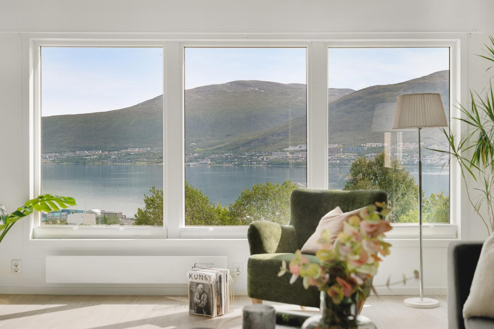 Fra stuen har du fantastisk utsikt over Tromsøysundet og Tromsdalen.