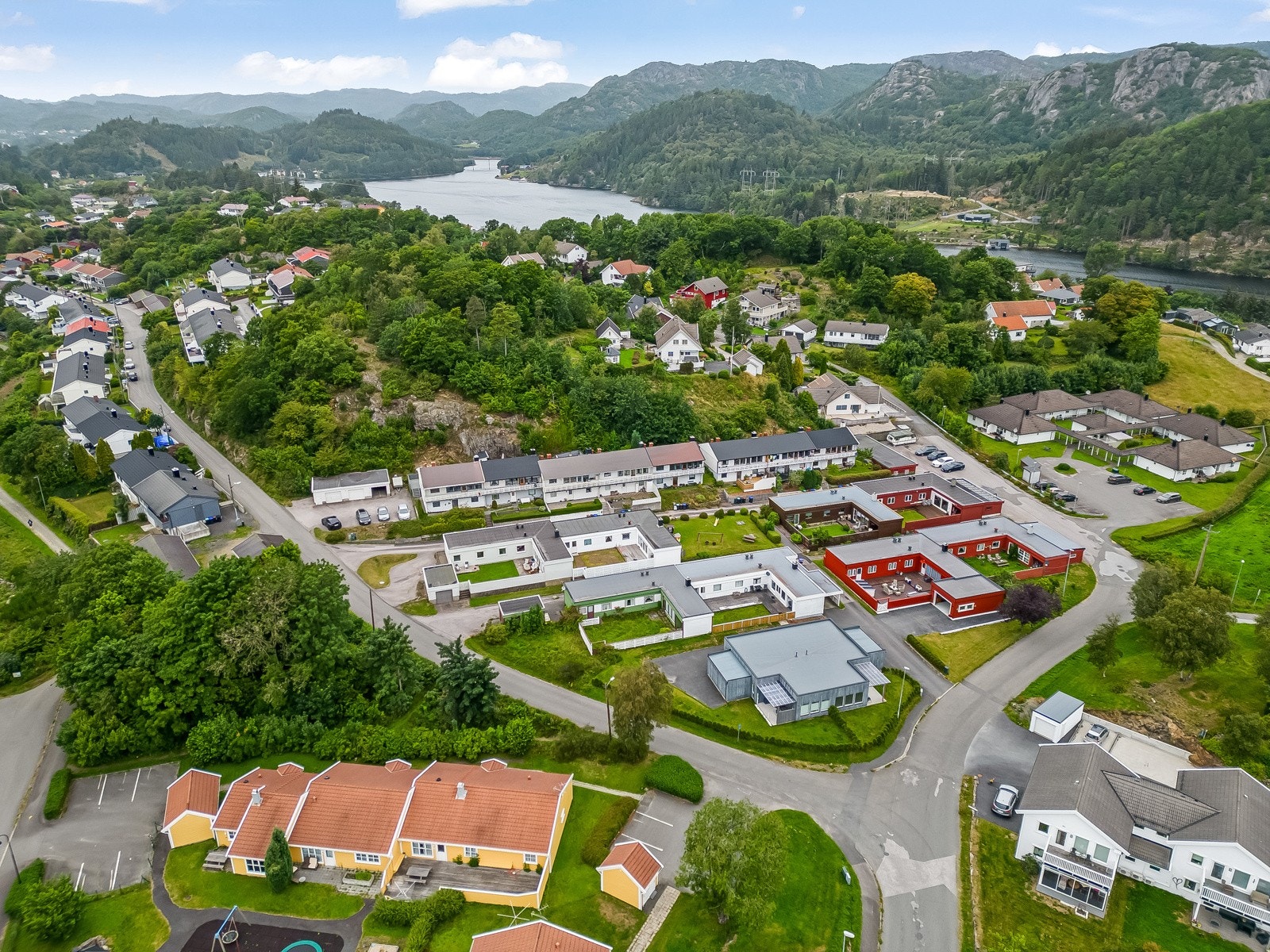 Boligen ligger i kort avstand til barnehage, skole, sentrum og den populære løypa rundt Mosvold. Galleribilde