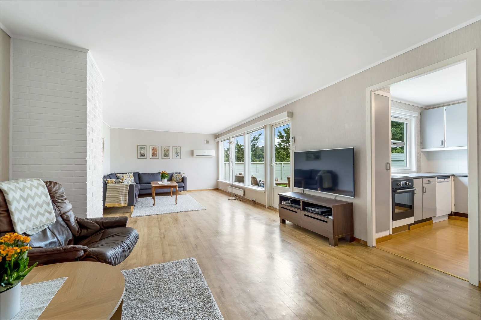 Adkomst til kjøkkenet fra stua. Galleribilde