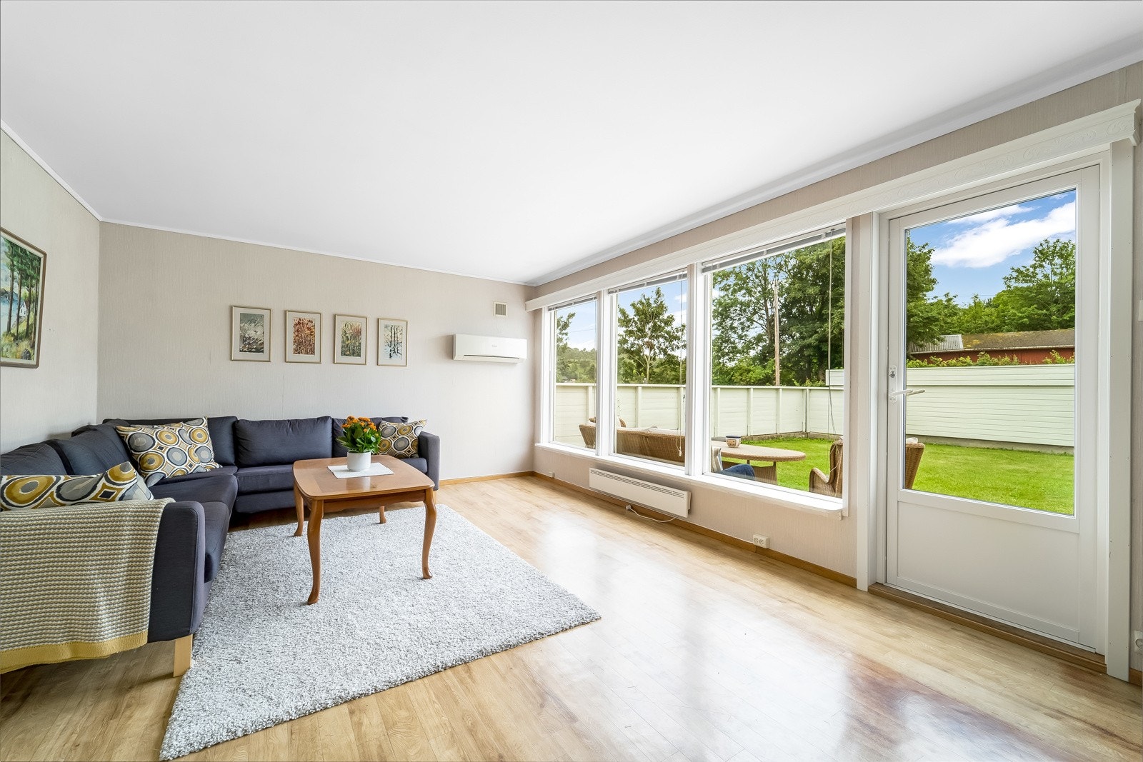 Fra stua kan man gå ut i hagen. Varmepumpe (2010) for oppvarming. Galleribilde