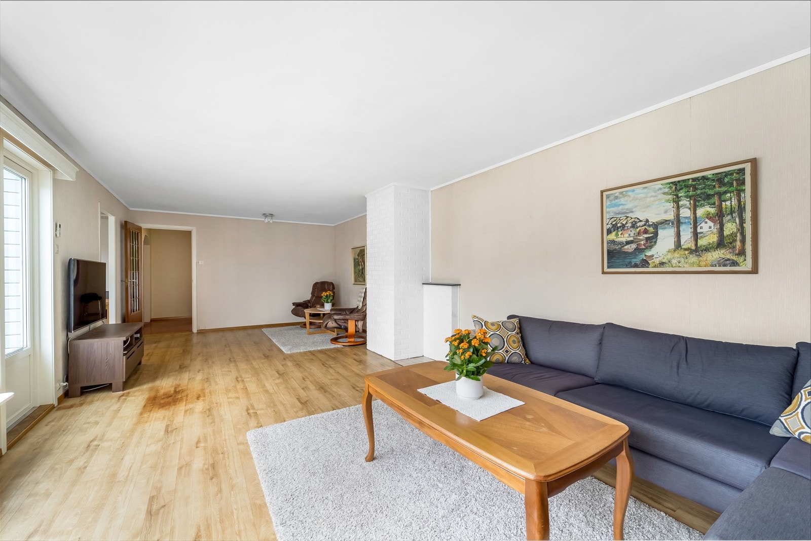 Stuas utforming gir rom for innredning i soner. Pipeløp uten tilsluttet ildsted. Galleribilde