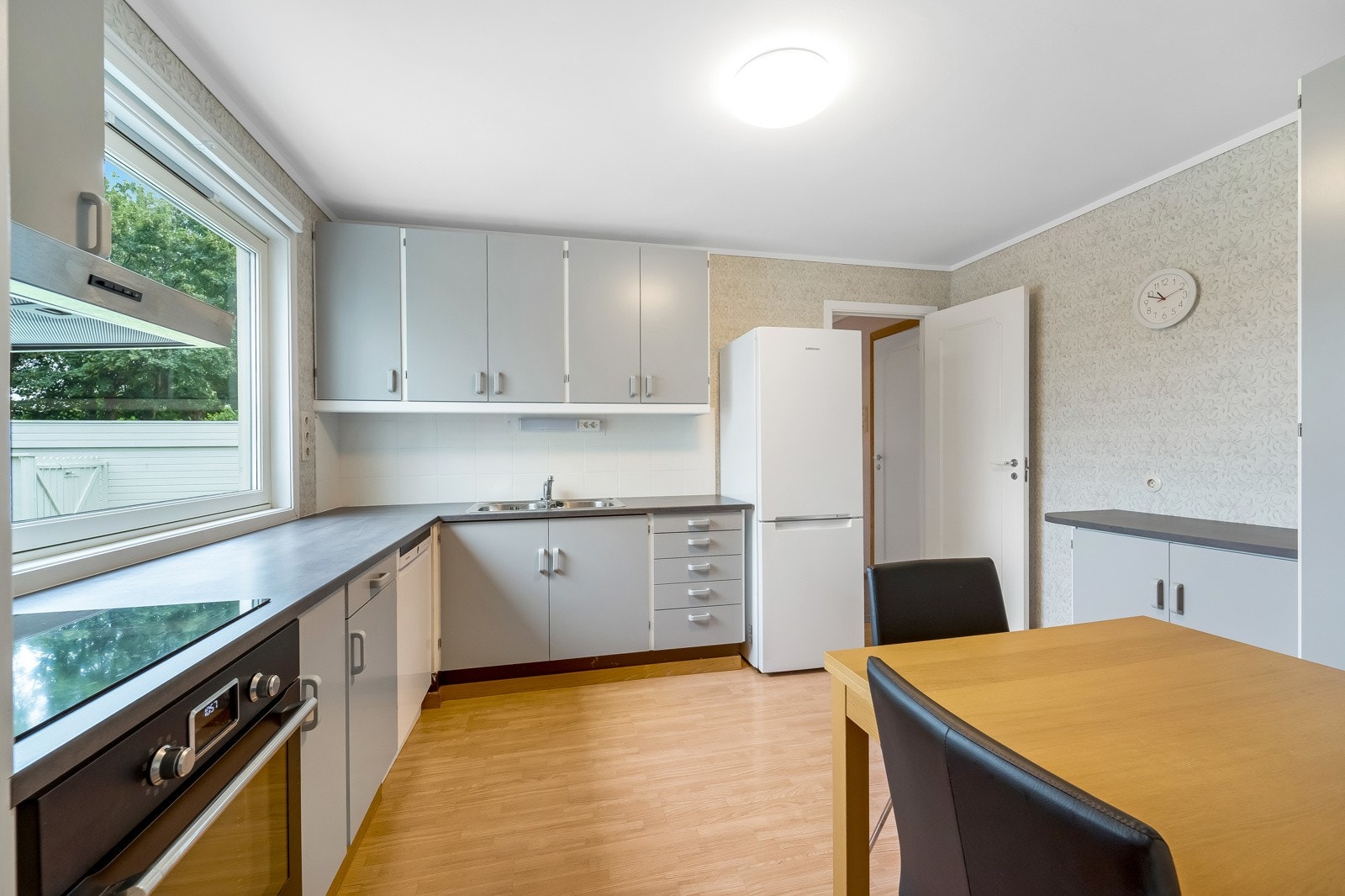 Med handelen medfølger komfyr og oppvaskmaskin. Plass til et lite spisemøblement. Galleribilde