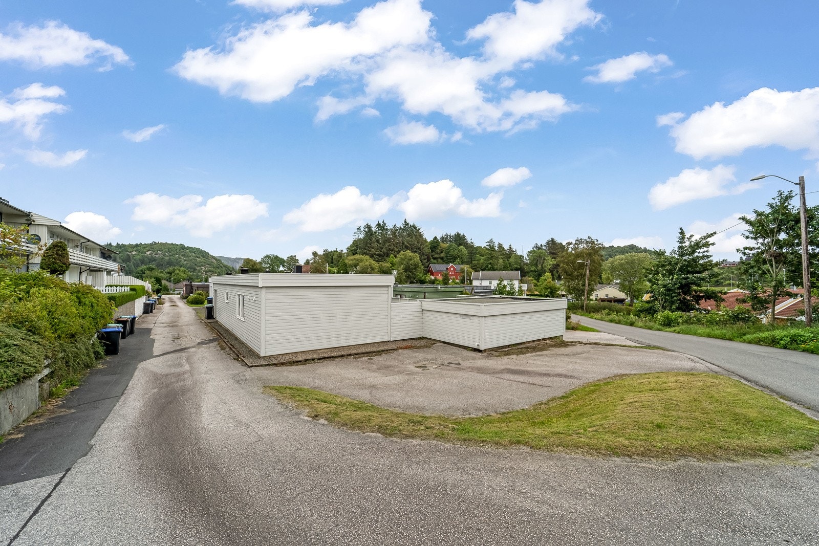 Parkeringsplass rett ved boligen. Galleribilde