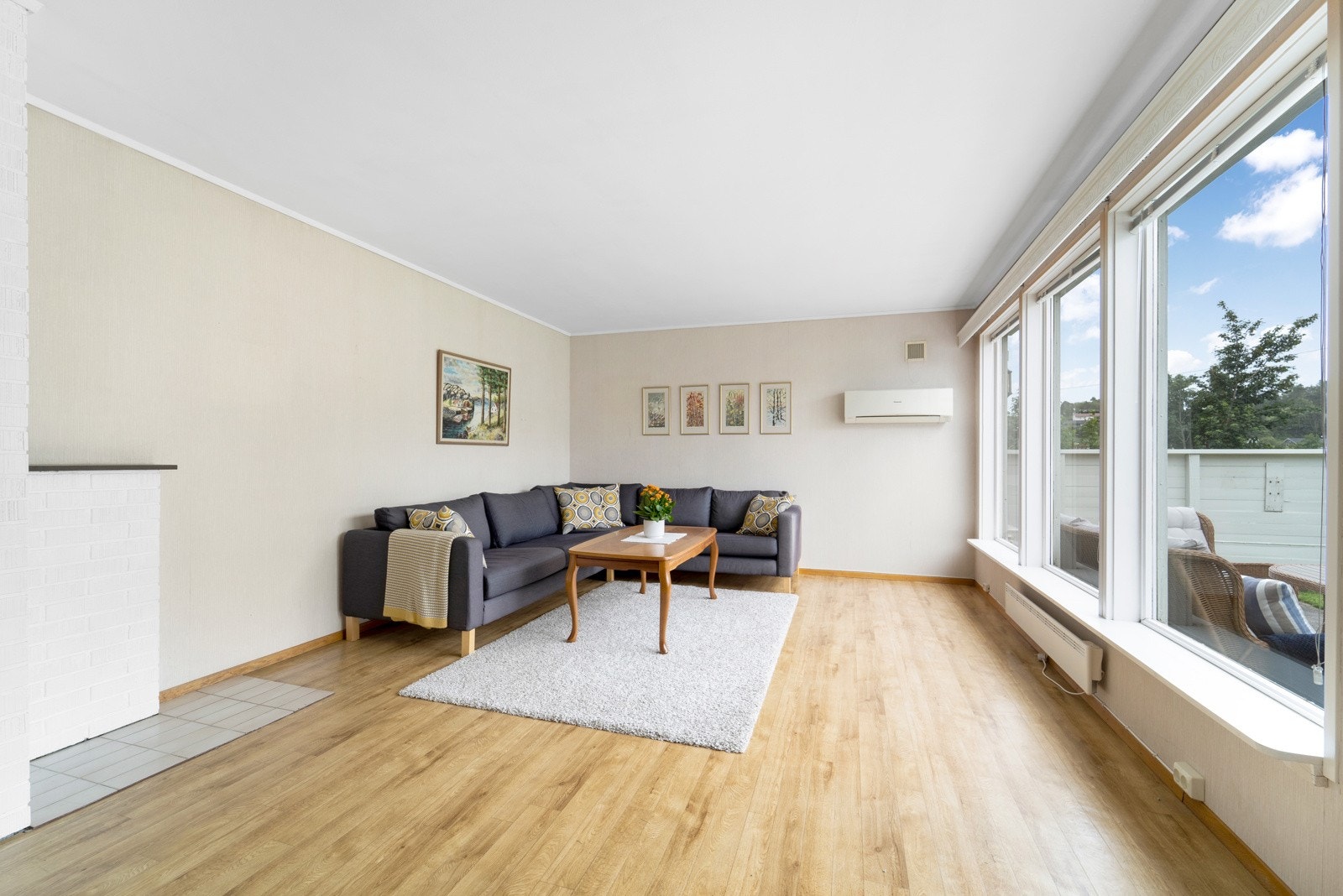 Lys og trivelig stue med gode vindusflater. Galleribilde