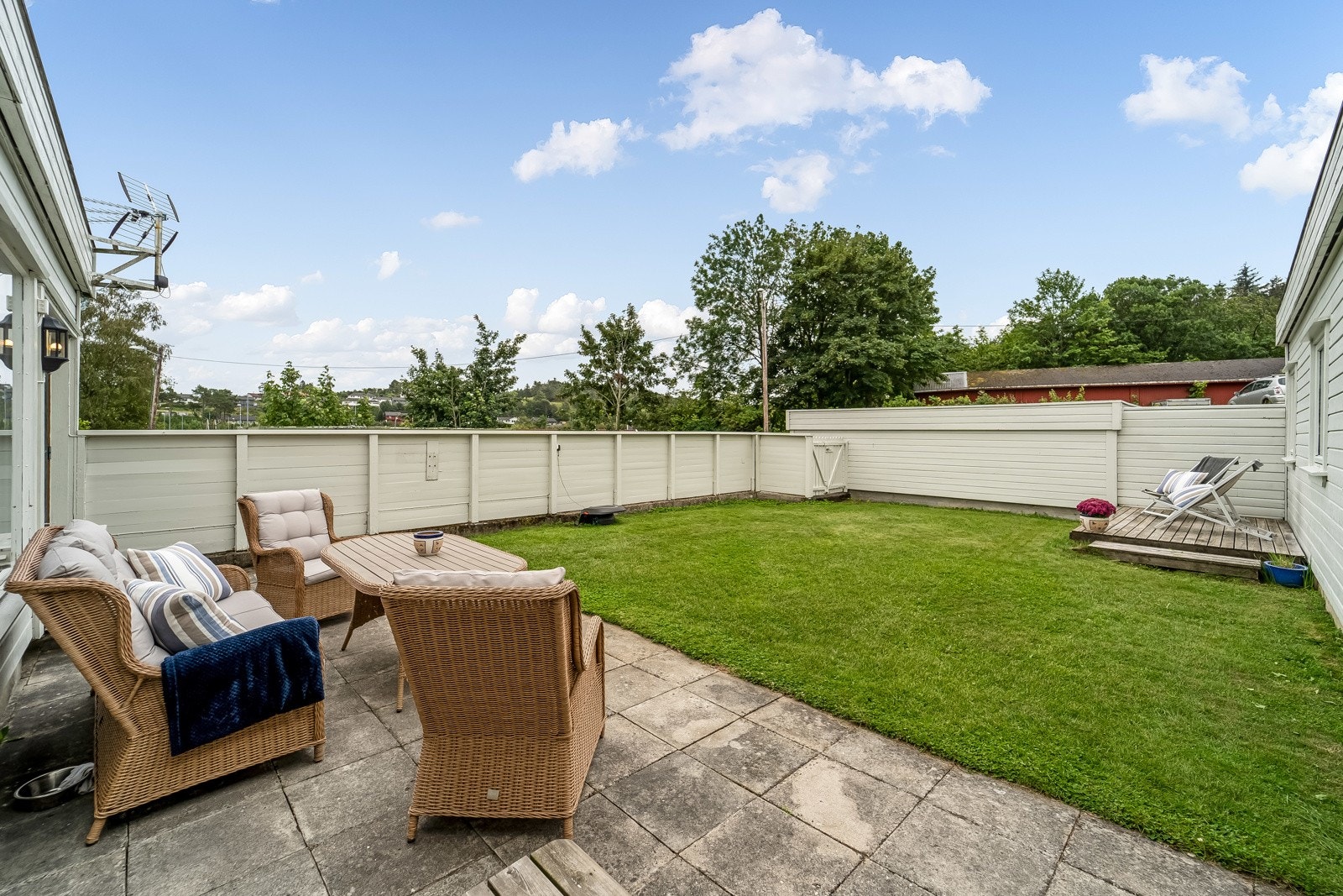 Her kan man nyte sola i en lun hage. Galleribilde