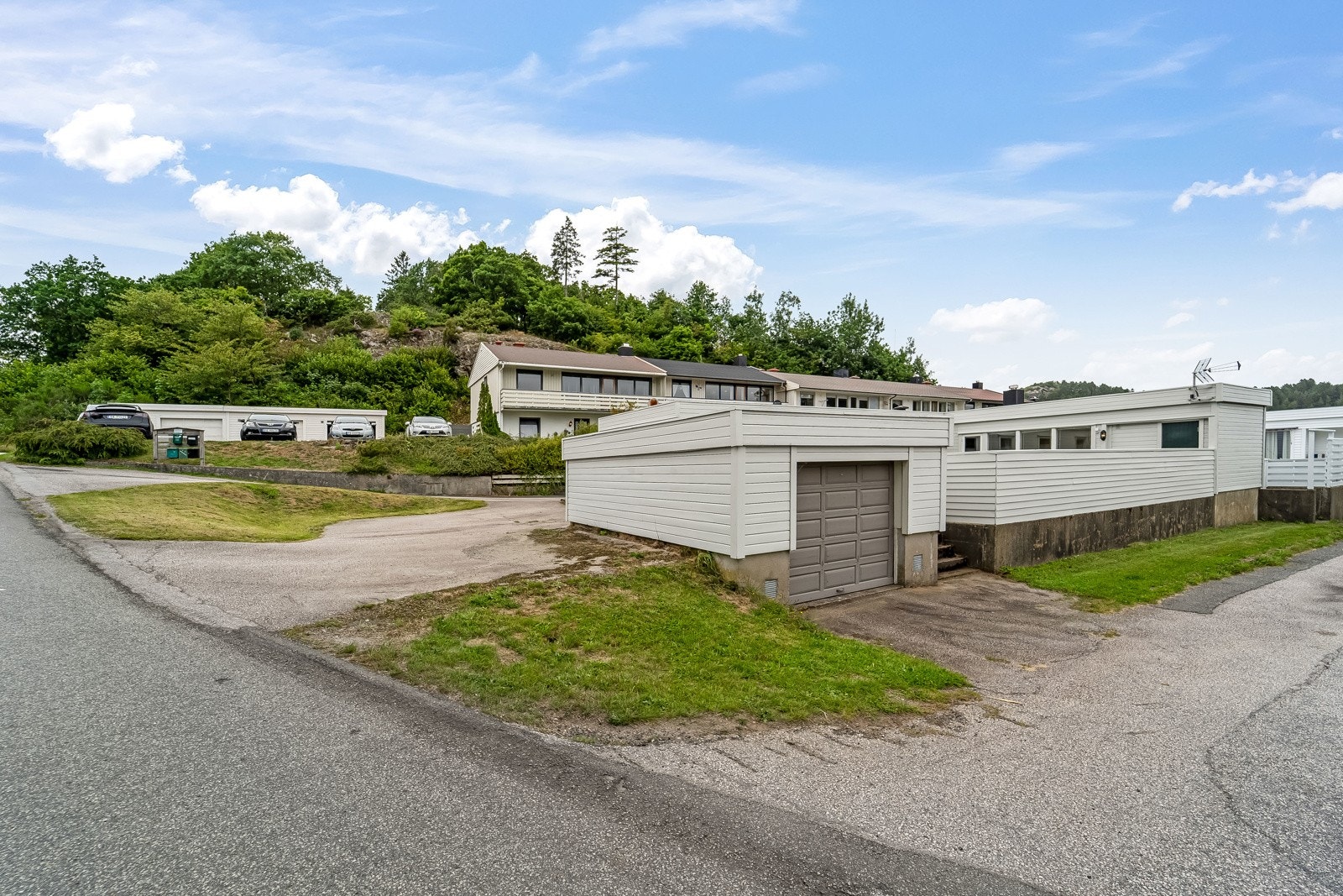 Garasjen har automatisk portåpner. Adkomst til huset via hagen. Galleribilde