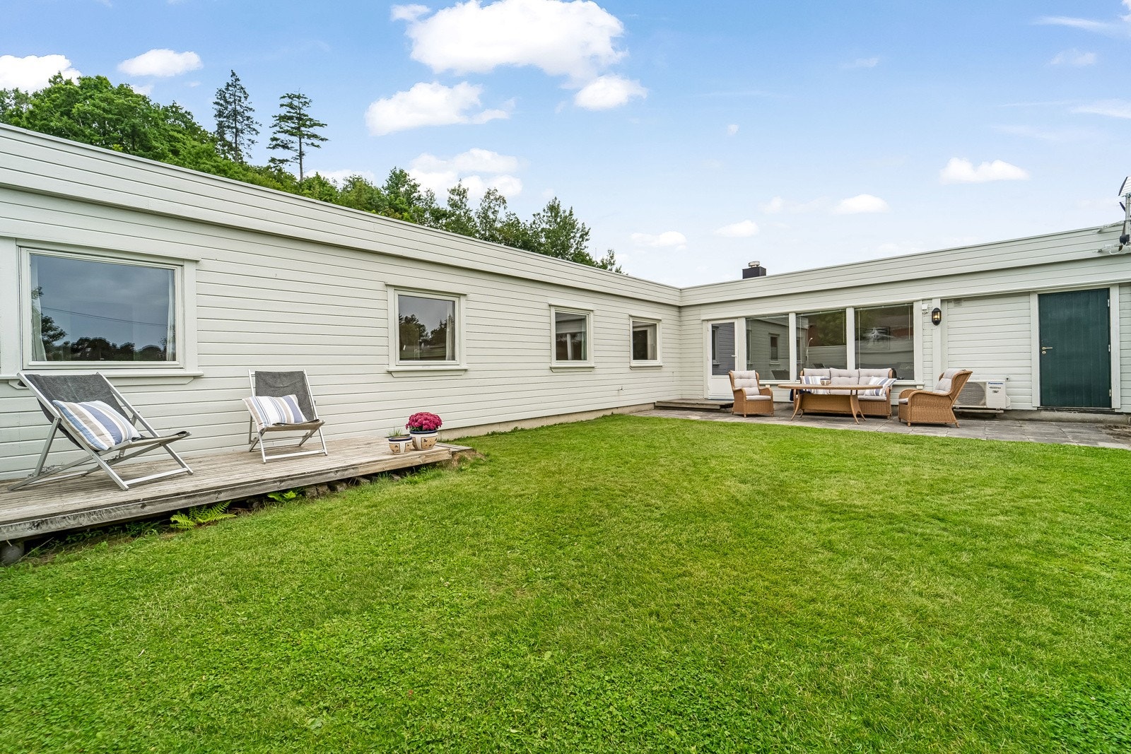 Koselig hage hvor man kan nyte sola store deler av dagen. Galleribilde