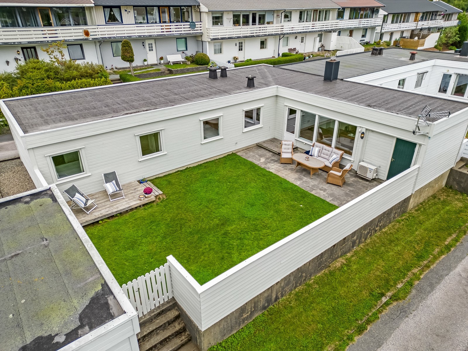 Usjenert bakhage med adkomst ved garasje og stue. Galleribilde