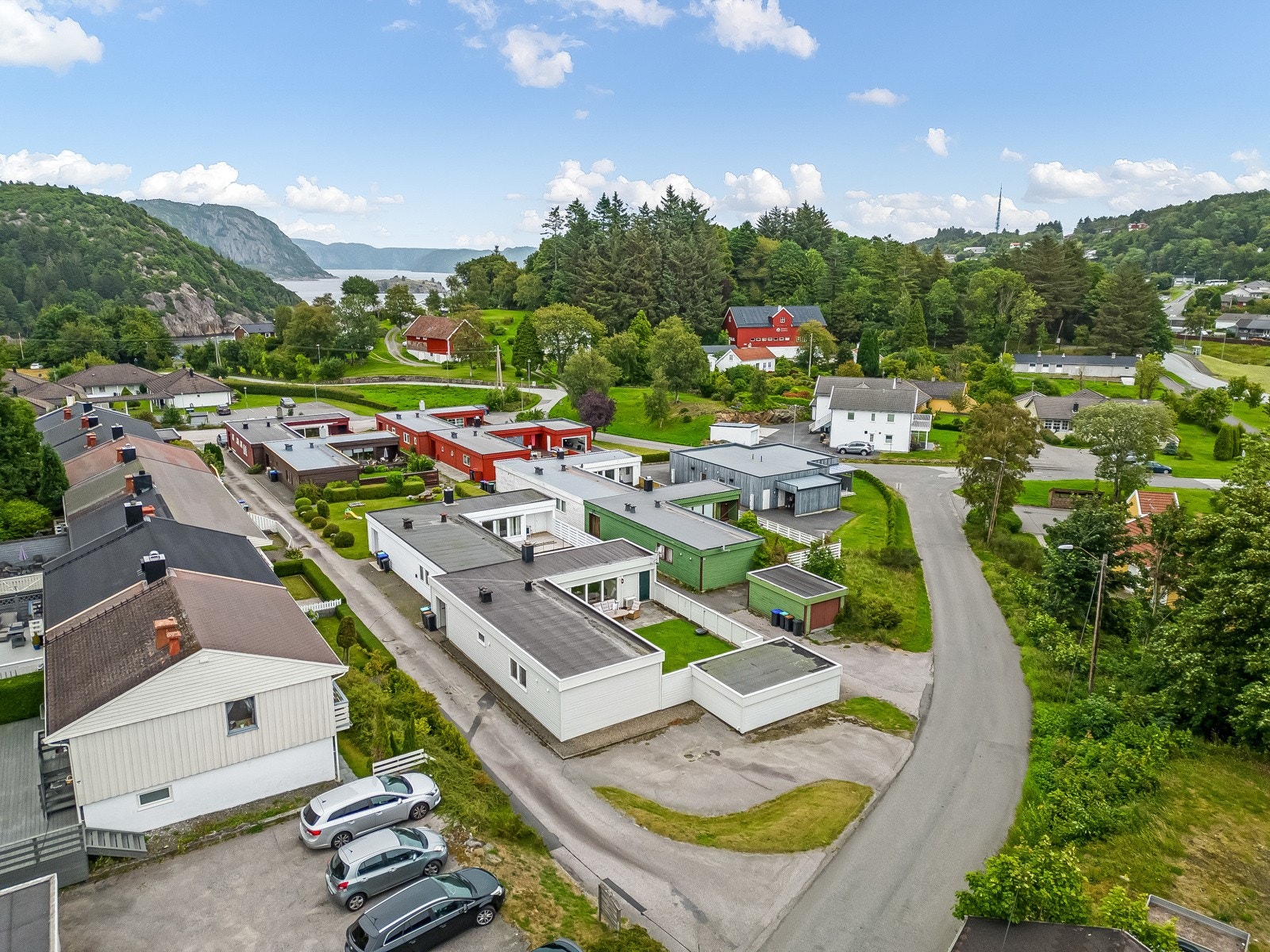 Boligen ligger i et veletablert boligfelt bestående av rekkehus og eneboliger. Galleribilde