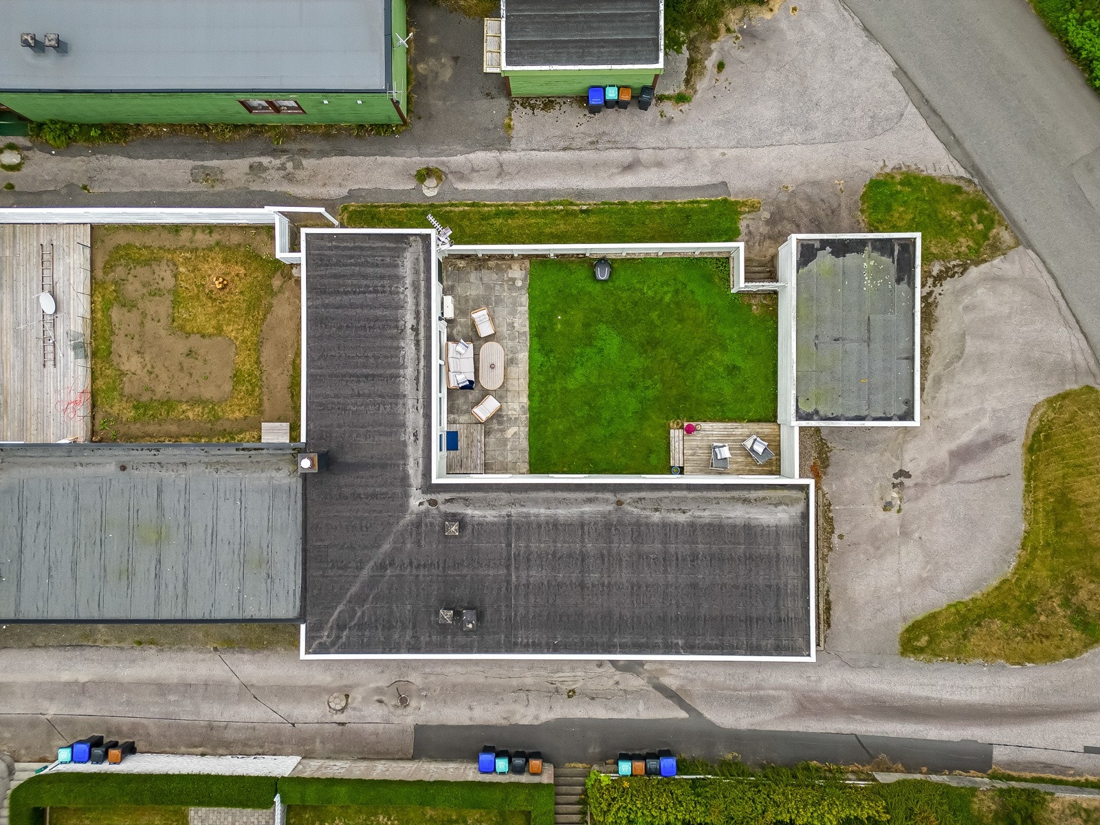 Dronefoto - boligen sett i fugleperspektiv. Galleribilde