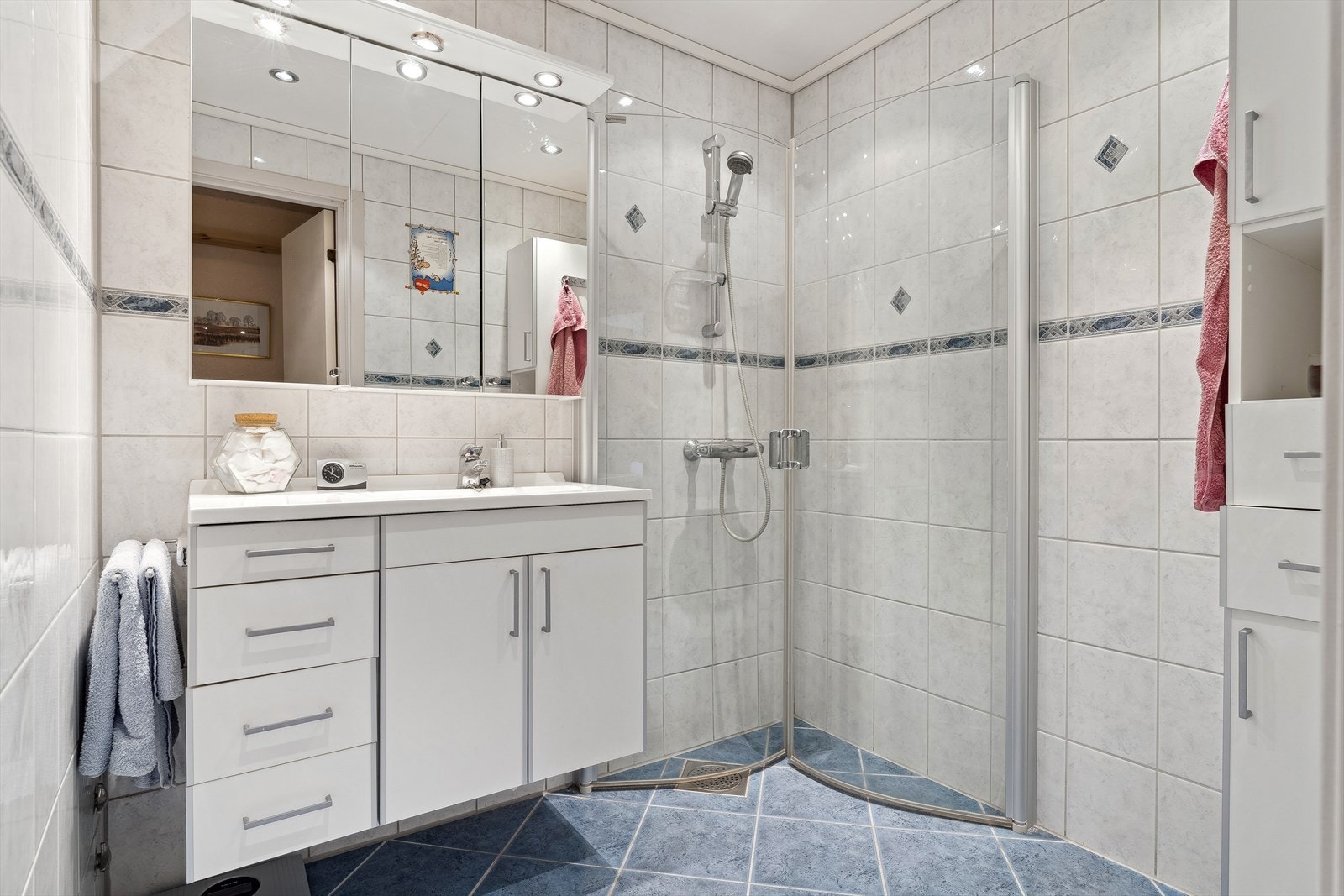 Leiligheten inneholder både bad, vaskerom i et separat toalettrom. Galleribilde