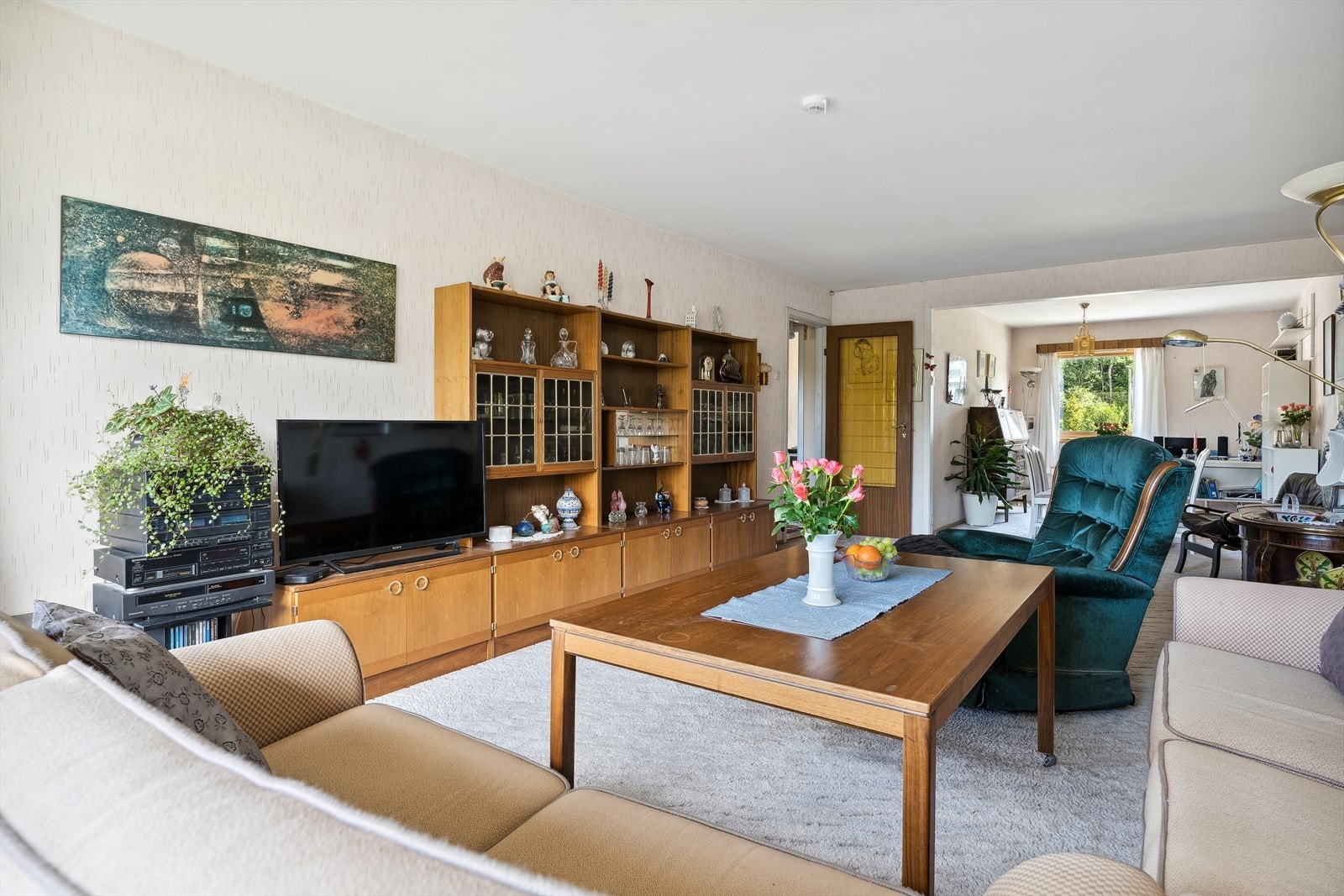 Stuen/spisestuen har gjennomgående lys. Galleribilde