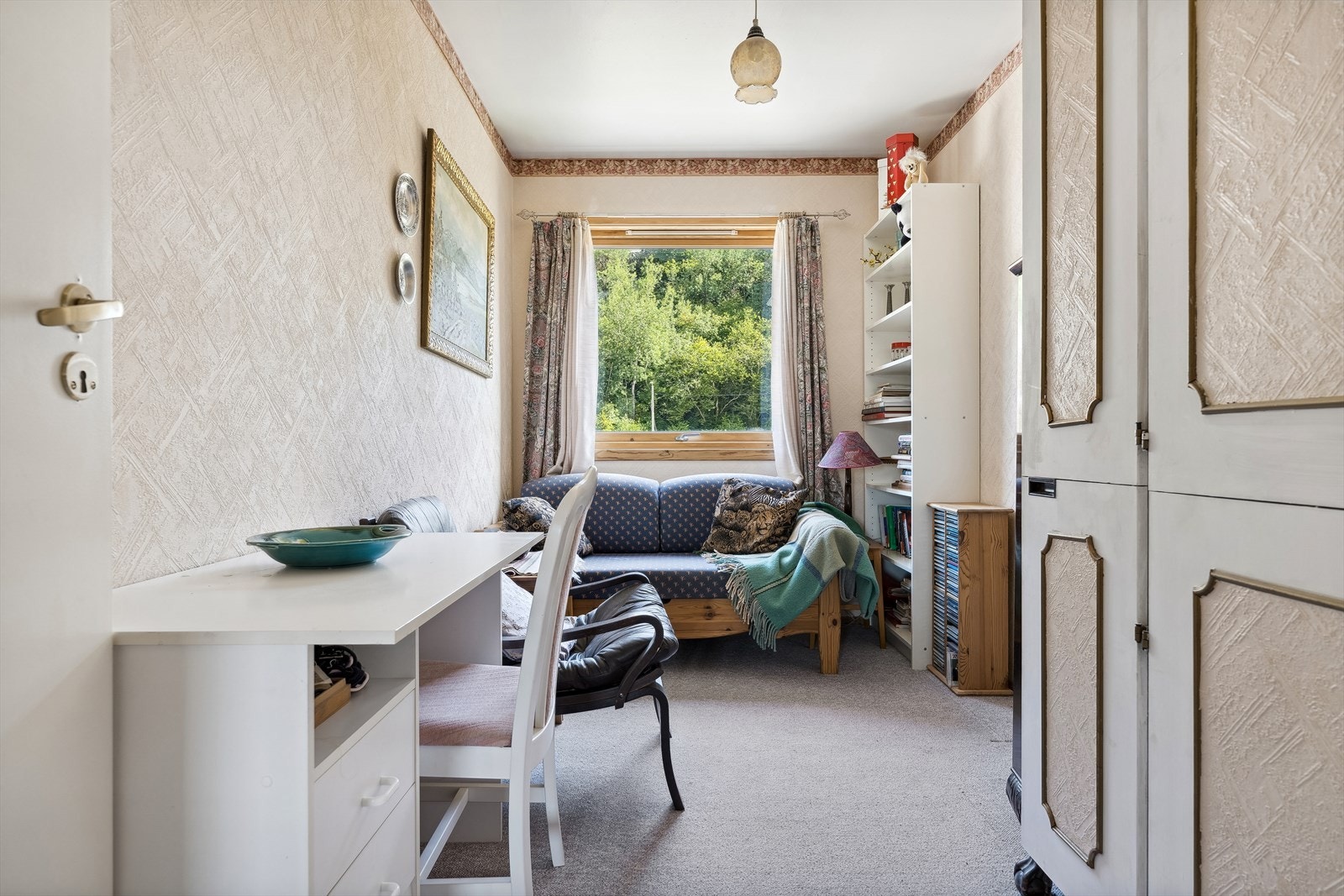 Soverom nr. 2 er av noe mindre størrelse - ypperlig å benytte som et barne-/gjesterom eller kontor. Galleribilde