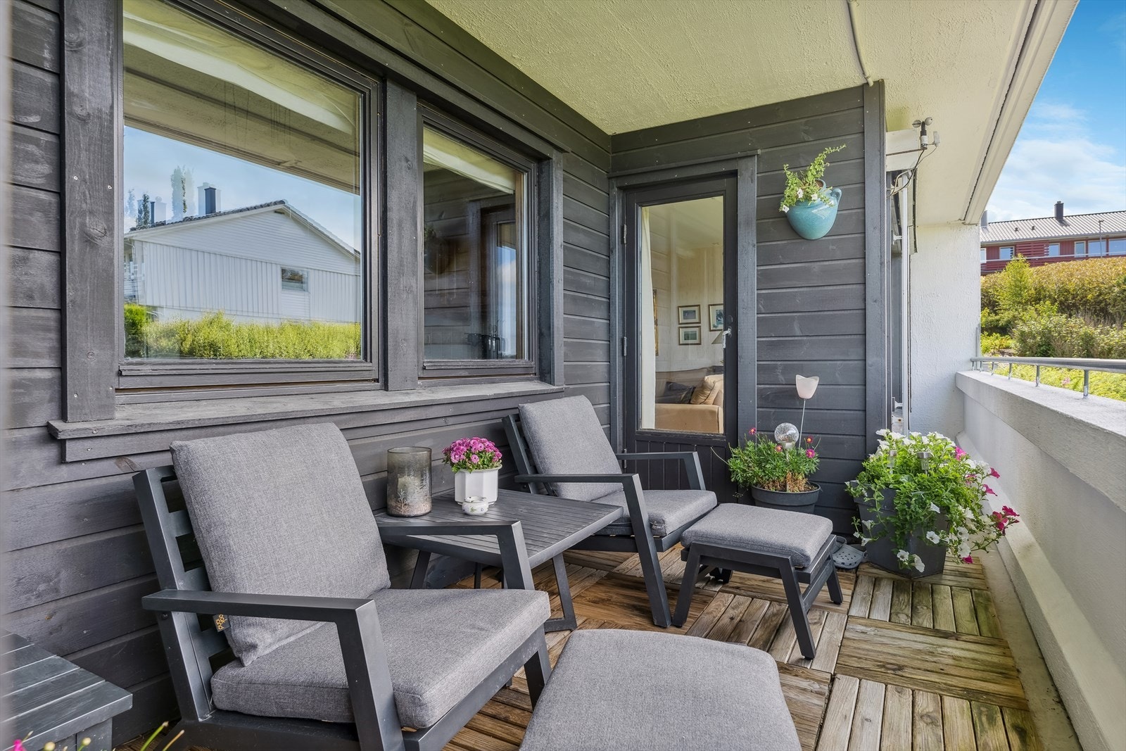 Balkongen ligger vestvendt og er praktisk overbygd. Galleribilde