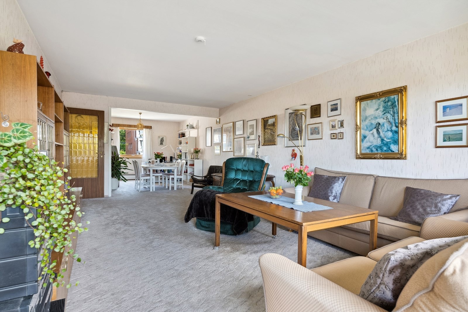 Leiligheten fremstår med 2 soverom. Byggemeldte tegninger viser at leiligheten opprinnelig er godkjent med 3 soverom, men vegg er tatt ned og rommet innlemmet i stue/spisestue. Galleribilde